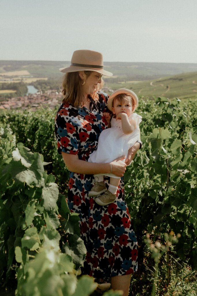maman et sa fille dans les vignes