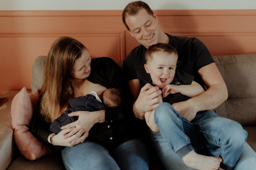 famille sur le canapé